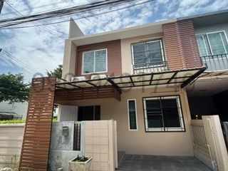 Casa adosada en alquiler de 3 habitaciones en Lat Phrao, Bangkok