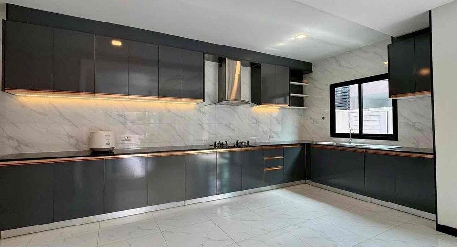 Villa en alquiler de 4 habitaciones en Bang Lamung, Chonburi