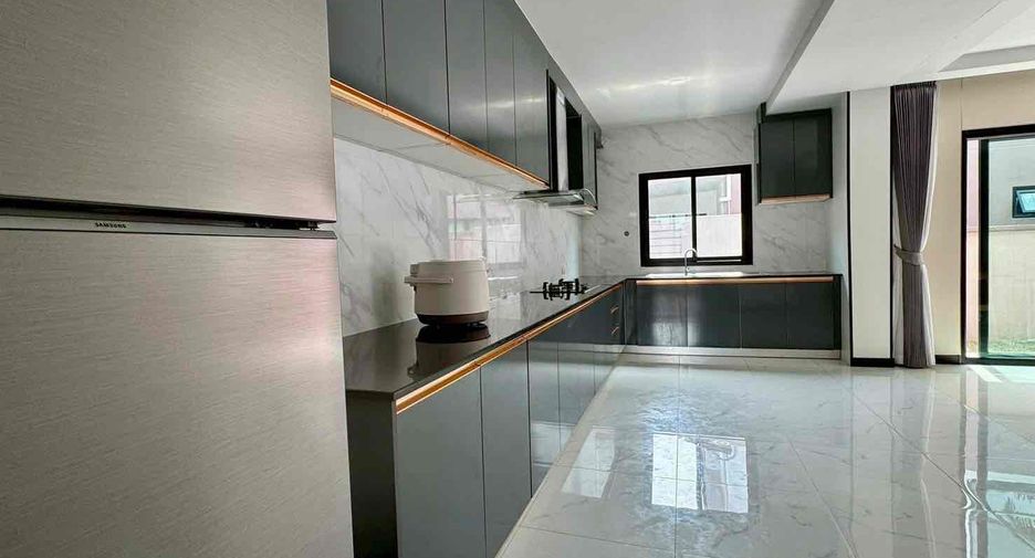 Villa en alquiler de 4 habitaciones en Bang Lamung, Chonburi