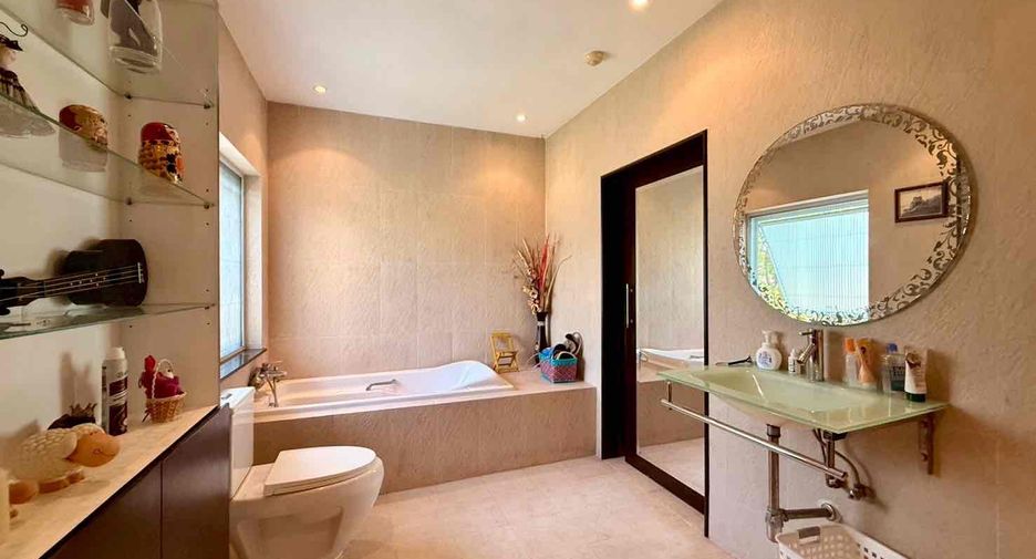 À louer 4 chambres villa à Bang Lamung, Chonburi