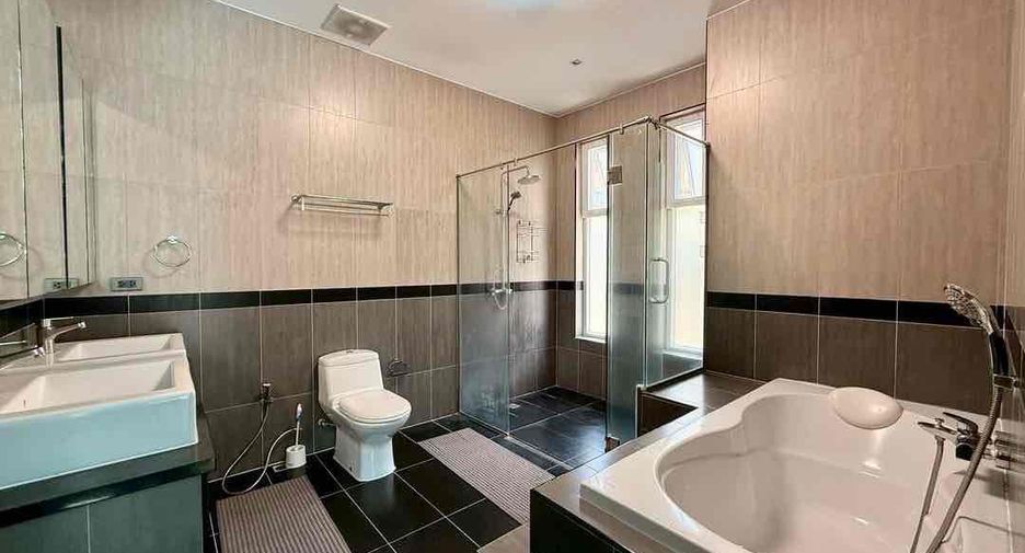 For rent 4 bedrooms villa in Bang Lamung, Chonburi