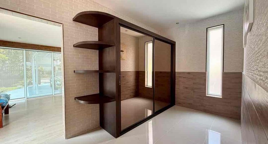 For rent 4 bedrooms villa in Bang Lamung, Chonburi