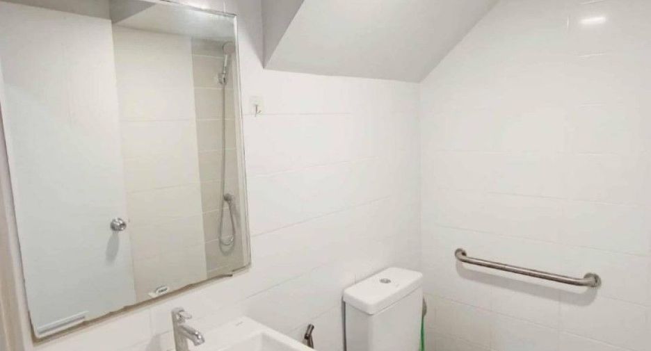 For sale 4 bedrooms townhouse in Bang Pakong, Chachoengsao