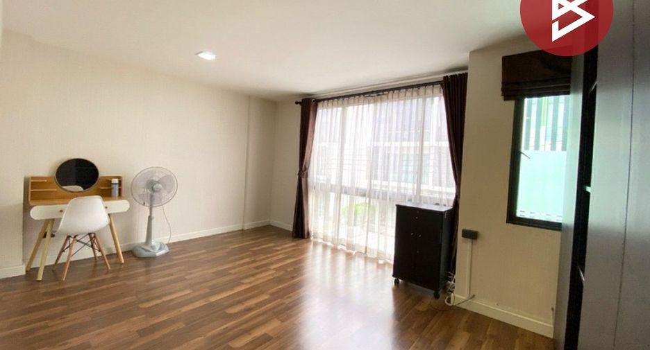 À vendre 3 chambres maison de ville à Khan Na Yao, Bangkok