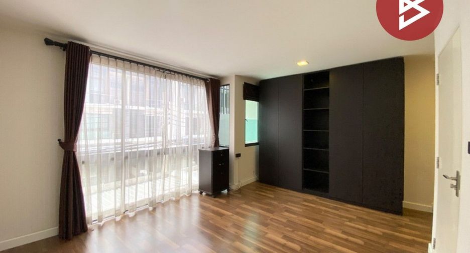 À vendre 3 chambres maison de ville à Khan Na Yao, Bangkok