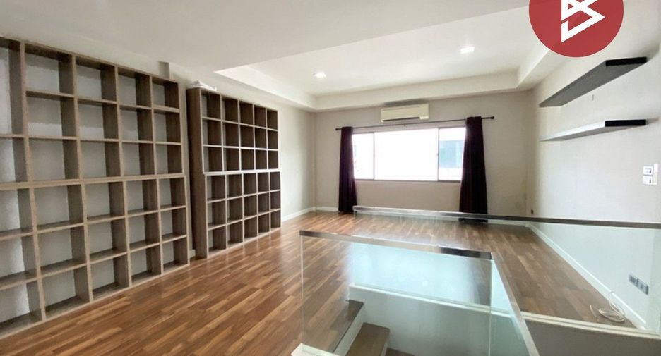 À vendre 3 chambres maison de ville à Khan Na Yao, Bangkok