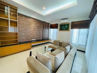 出租 7 卧室 独立屋 在 Chatuchak, 曼谷