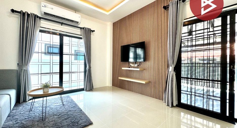 Casa adosada en venta de 3 habitaciones en Bang Lamung, Chonburi