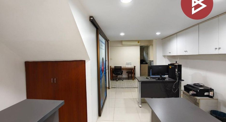 For sale 3 bedrooms retail Space in Khan Na Yao, Bangkok