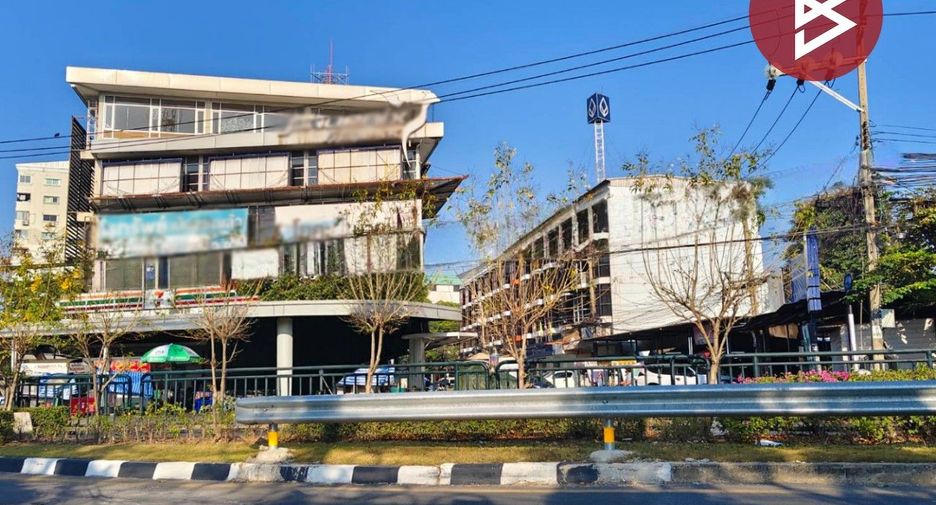 For sale 3 bedrooms retail Space in Khan Na Yao, Bangkok