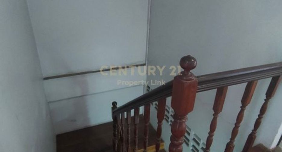 For sale 4 bedrooms townhouse in Huai Khwang, Bangkok