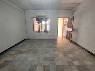 For sale 4 bedrooms townhouse in Huai Khwang, Bangkok