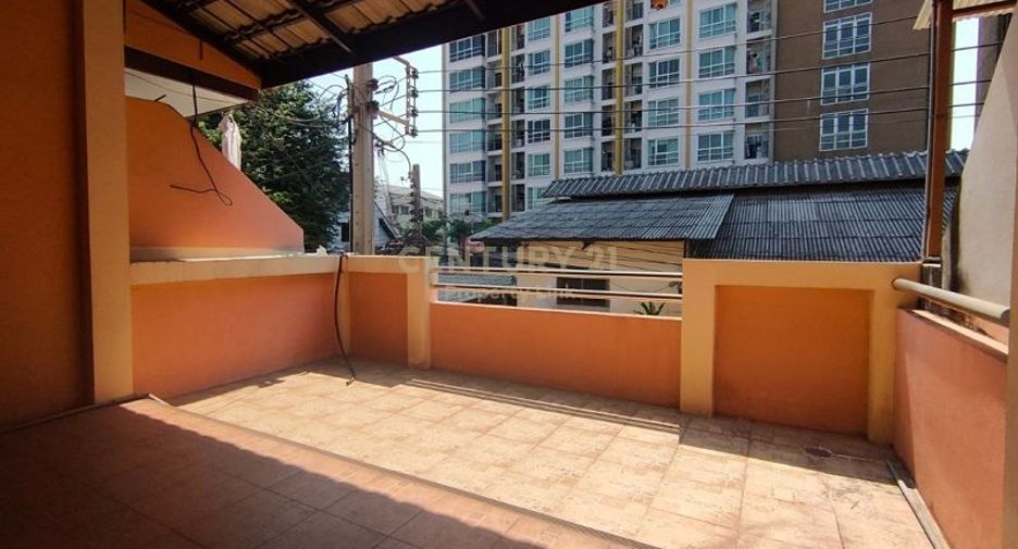 For sale 4 bedrooms townhouse in Huai Khwang, Bangkok