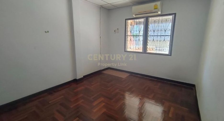 For sale 4 bedrooms townhouse in Huai Khwang, Bangkok