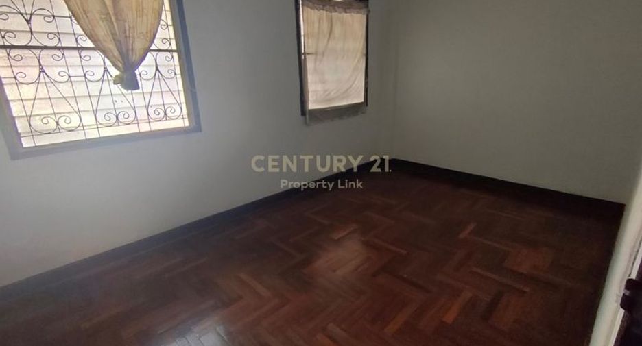 For sale 4 bedrooms townhouse in Huai Khwang, Bangkok