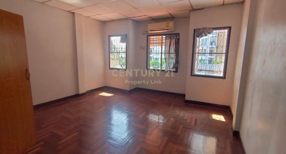 For sale 4 bedrooms townhouse in Huai Khwang, Bangkok