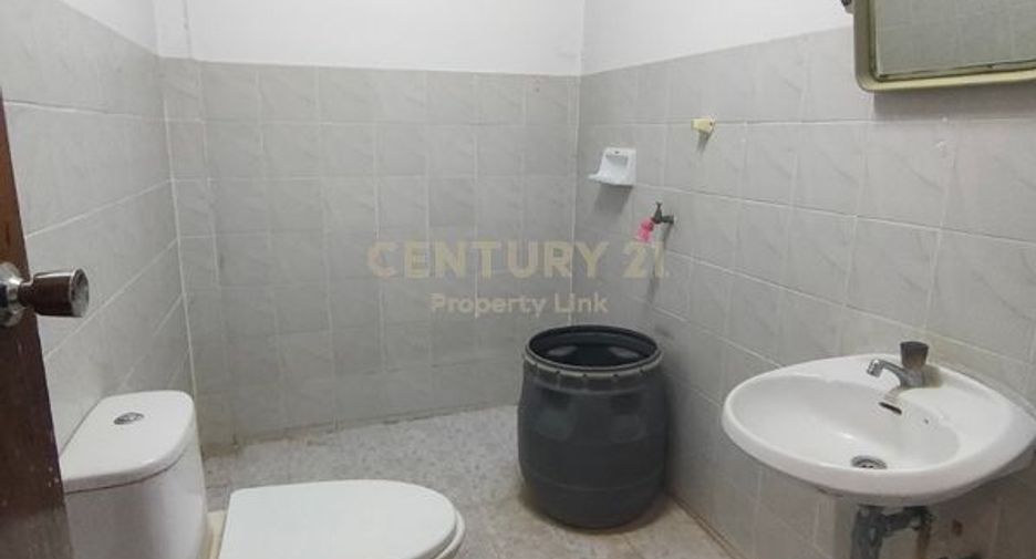 For sale 4 bedrooms townhouse in Huai Khwang, Bangkok