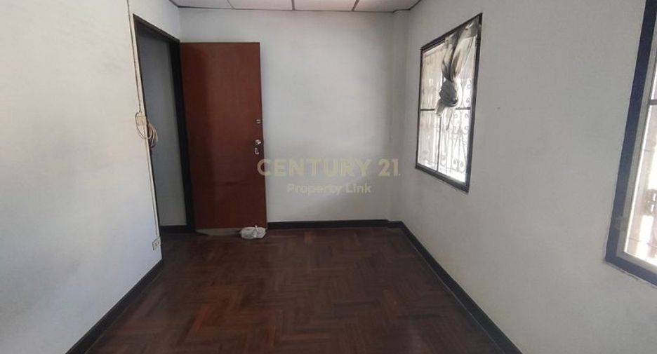 For sale 4 bedrooms townhouse in Huai Khwang, Bangkok