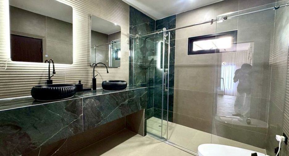 For sale 5 bedrooms villa in Bang Lamung, Chonburi
