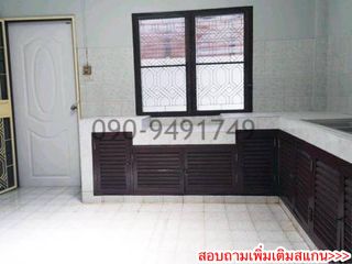 Casa adosada en alquiler de 3 habitaciones en Bang Kapi, Bangkok