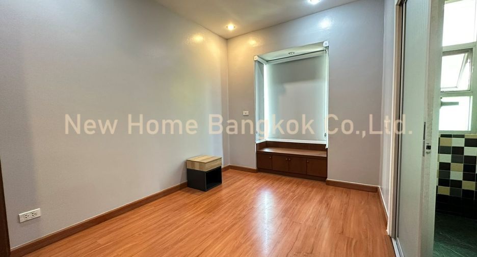 For rent 3 bedrooms house in Khlong Toei, Bangkok