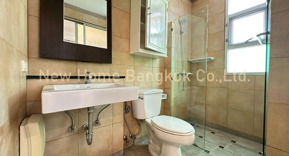 For rent 3 bedrooms house in Khlong Toei, Bangkok