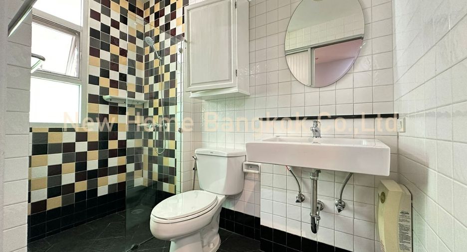 For rent 3 bedrooms house in Khlong Toei, Bangkok