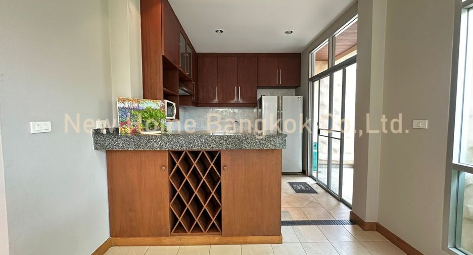 For rent 3 bedrooms house in Khlong Toei, Bangkok