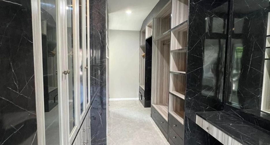 For rent 3 bedrooms house in Lat Phrao, Bangkok