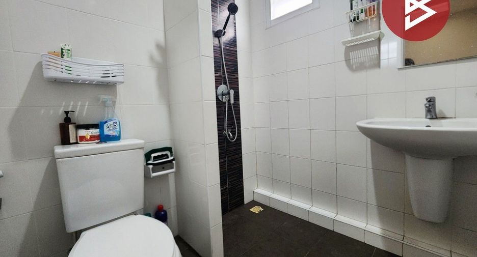 For sale 4 ベッドルーム townhouse in Phan Thong, Chonburi