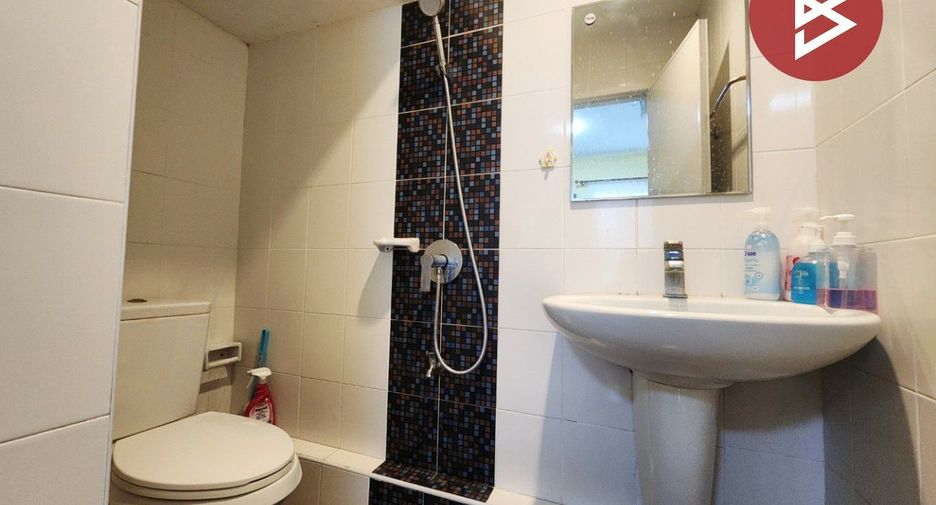 For sale 4 ベッドルーム townhouse in Phan Thong, Chonburi