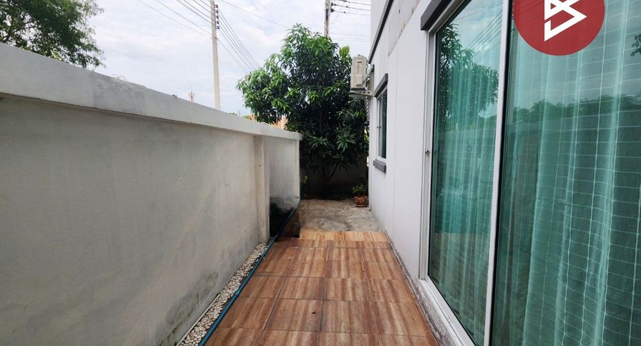 For sale 4 ベッドルーム townhouse in Phan Thong, Chonburi