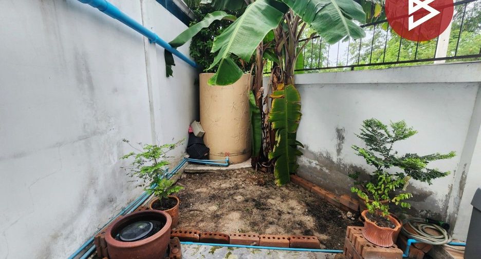 For sale 4 ベッドルーム townhouse in Phan Thong, Chonburi