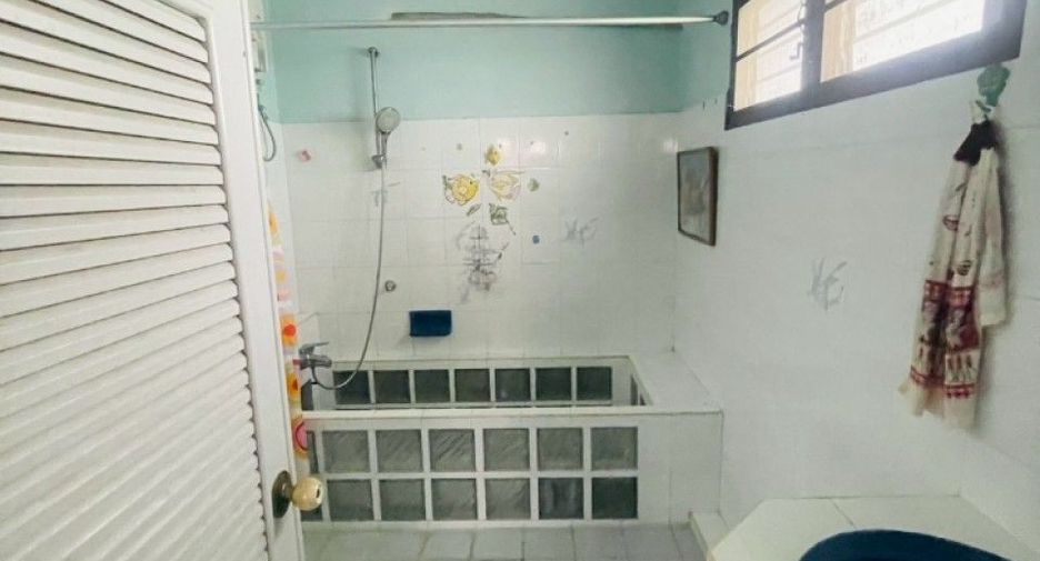 For sale 3 bedrooms house in Mueang Nakhon Sawan, Nakhon Sawan