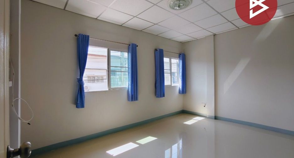 Casa adosada en venta de 3 habitaciones en Sam Phran, Nakhon Pathom