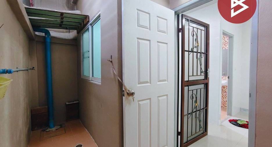 Casa adosada en venta de 3 habitaciones en Sam Phran, Nakhon Pathom