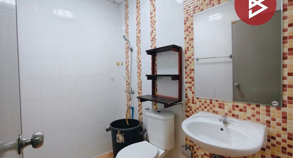 Casa adosada en venta de 3 habitaciones en Sam Phran, Nakhon Pathom