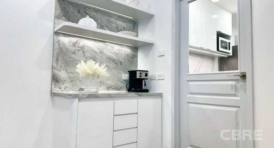 For rent 3 bedrooms condo in Pathum Wan, Bangkok
