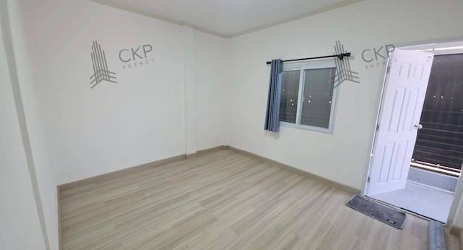 Аренда и продажа 5 спальни таунхаус в Чатучак, Бангкок