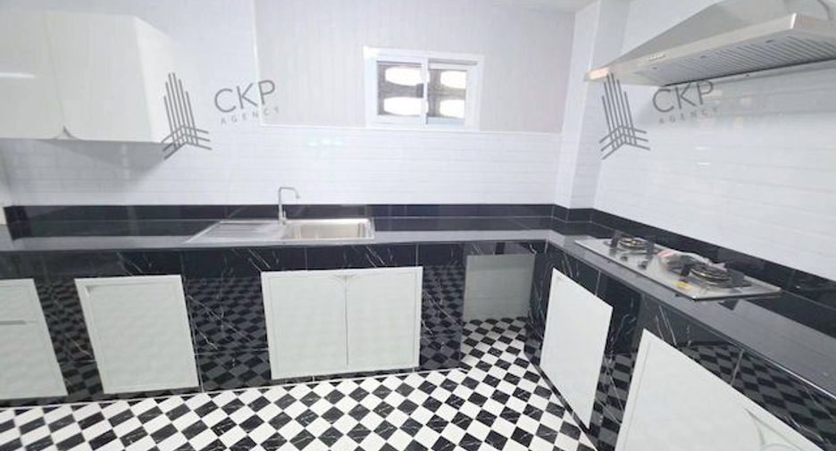 Аренда и продажа 5 спальни таунхаус в Чатучак, Бангкок