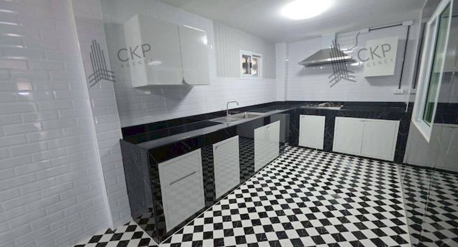 Аренда и продажа 5 спальни таунхаус в Чатучак, Бангкок