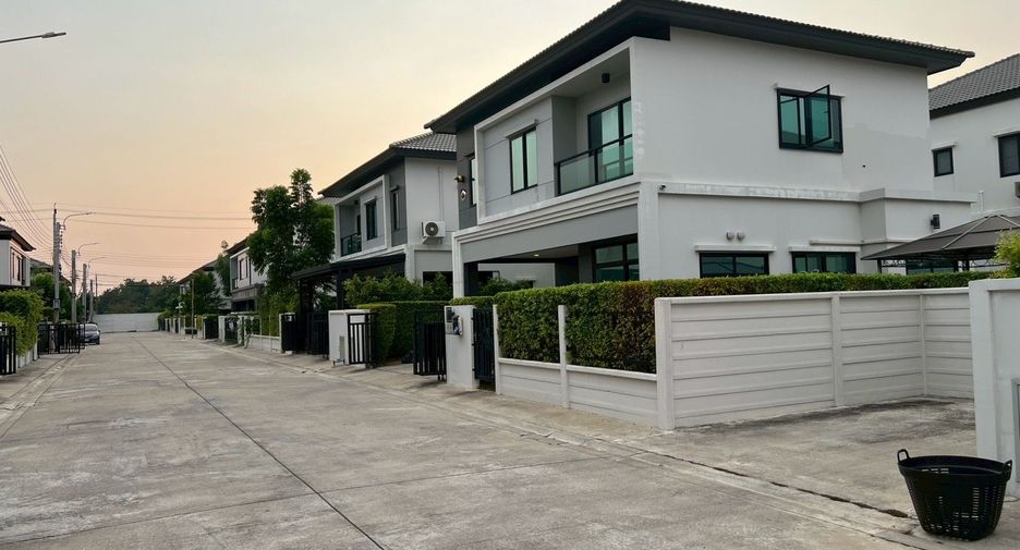 Haus zum Kauf mit 4 Zimmer in Khlong Sam Wa, Bangkok