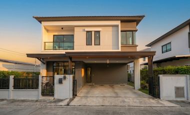 Haus zum Kauf mit 4 Zimmer in Khlong Sam Wa, Bangkok