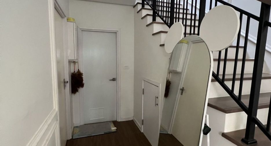 Haus zum Kauf mit 4 Zimmer in Khlong Sam Wa, Bangkok
