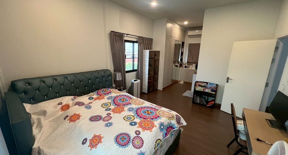 Haus zum Kauf mit 4 Zimmer in Khlong Sam Wa, Bangkok