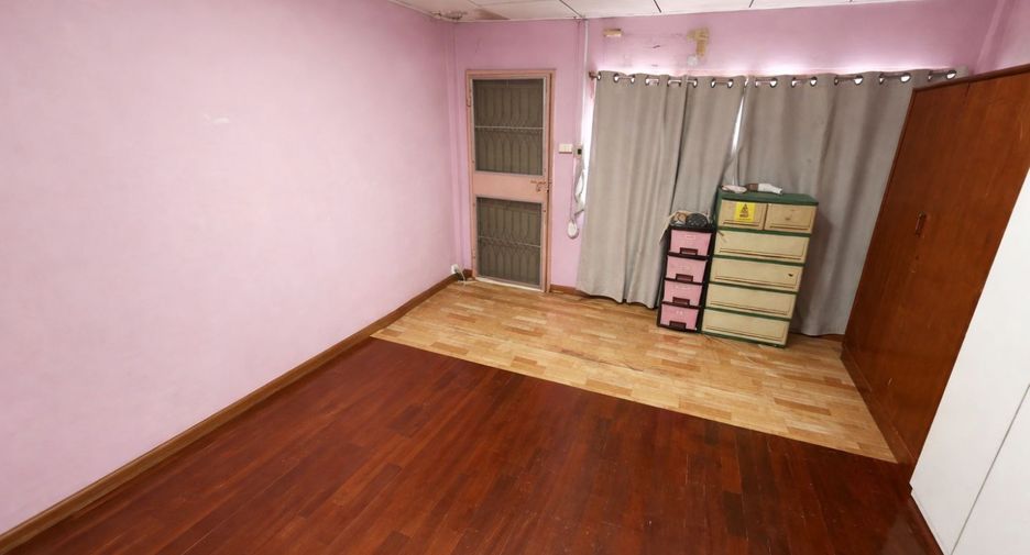 For sale 3 bedrooms townhouse in Khan Na Yao, Bangkok