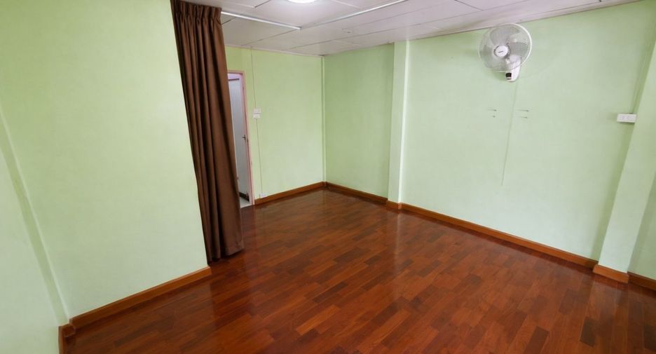 For sale 3 bedrooms townhouse in Khan Na Yao, Bangkok