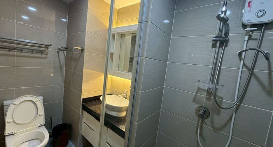 For sale 2 bedrooms condo in Huai Khwang, Bangkok