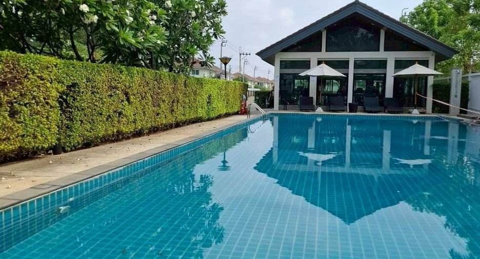 For rent and for sale 3 bedrooms townhouse in Khlong Sam Wa, Bangkok