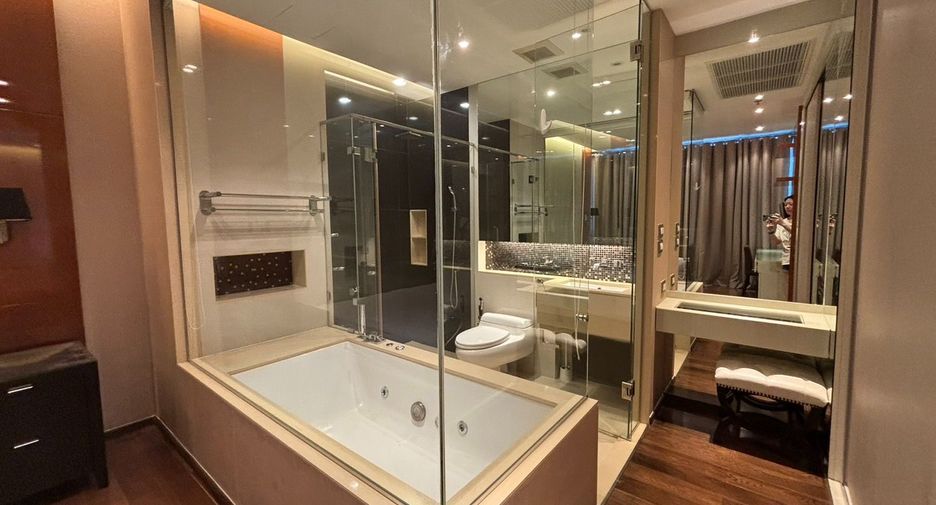 For rent 2 bedrooms condo in Khlong Toei, Bangkok